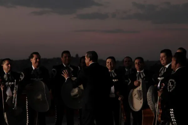 Luismi junto a un grupo de mariachi