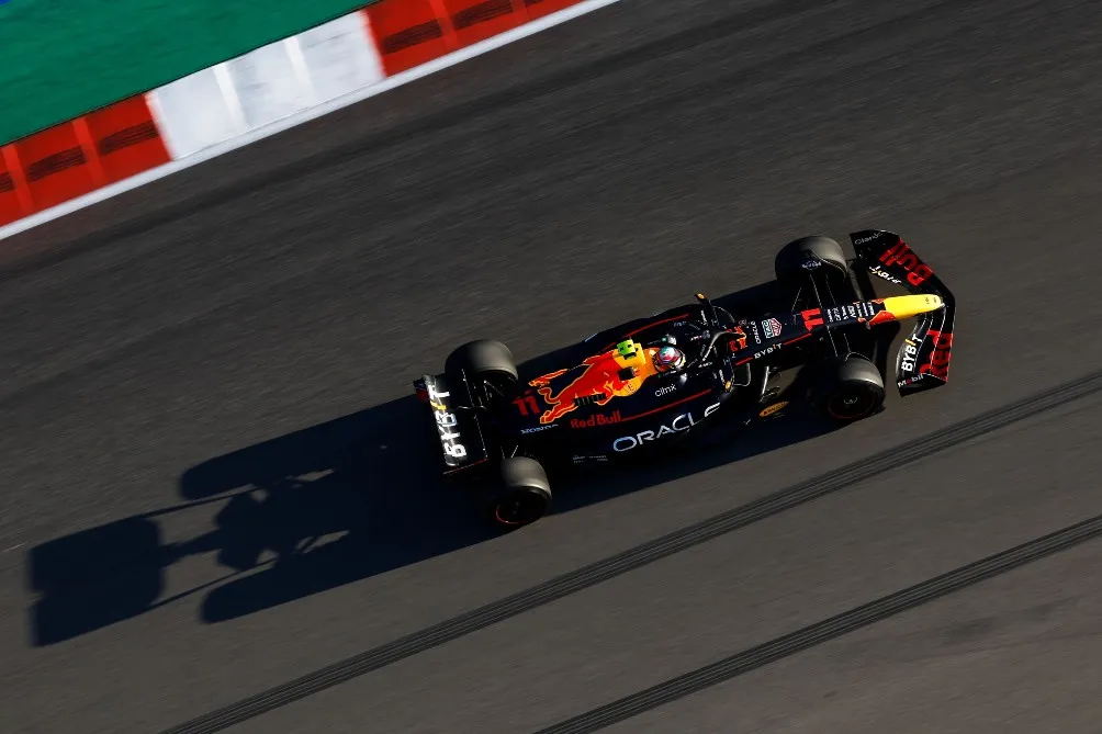 MEXSPORT Checo Pérez corriendo para Red Bull
