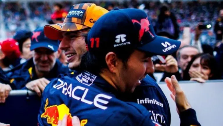TWITTER: @REDBULLRACING Checo y Max tras el campeonato del neerlandés