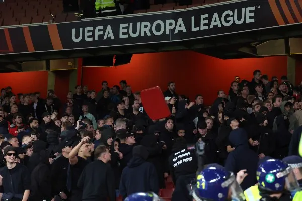 Aficionados del PSV durante partido contra Arsenal en Europa League