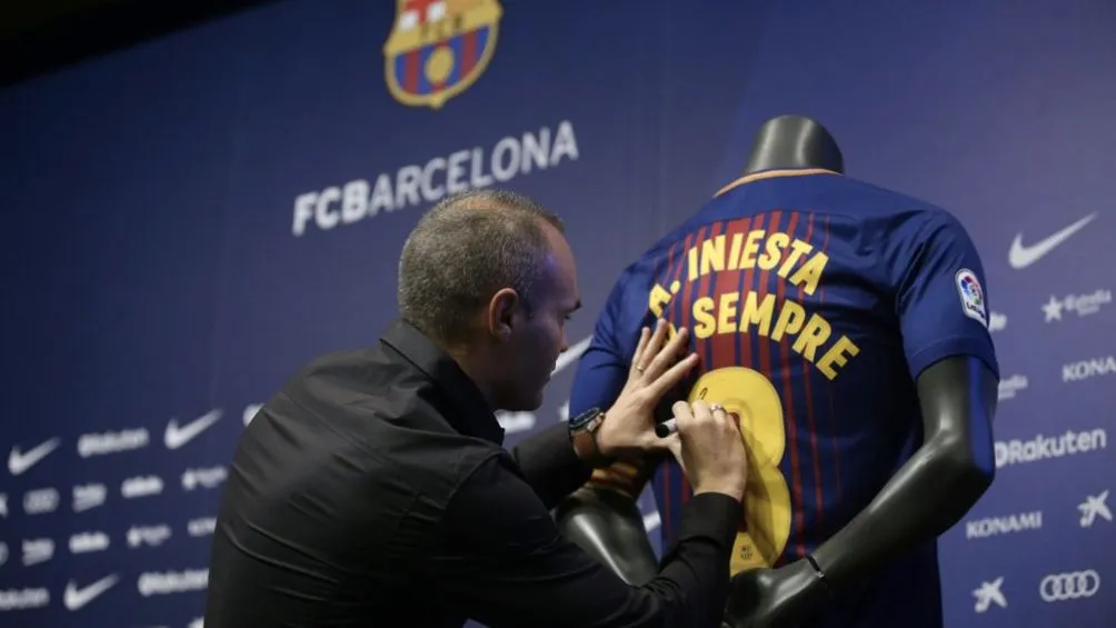 AP Iniesta en la renovación de por vida con el Barça