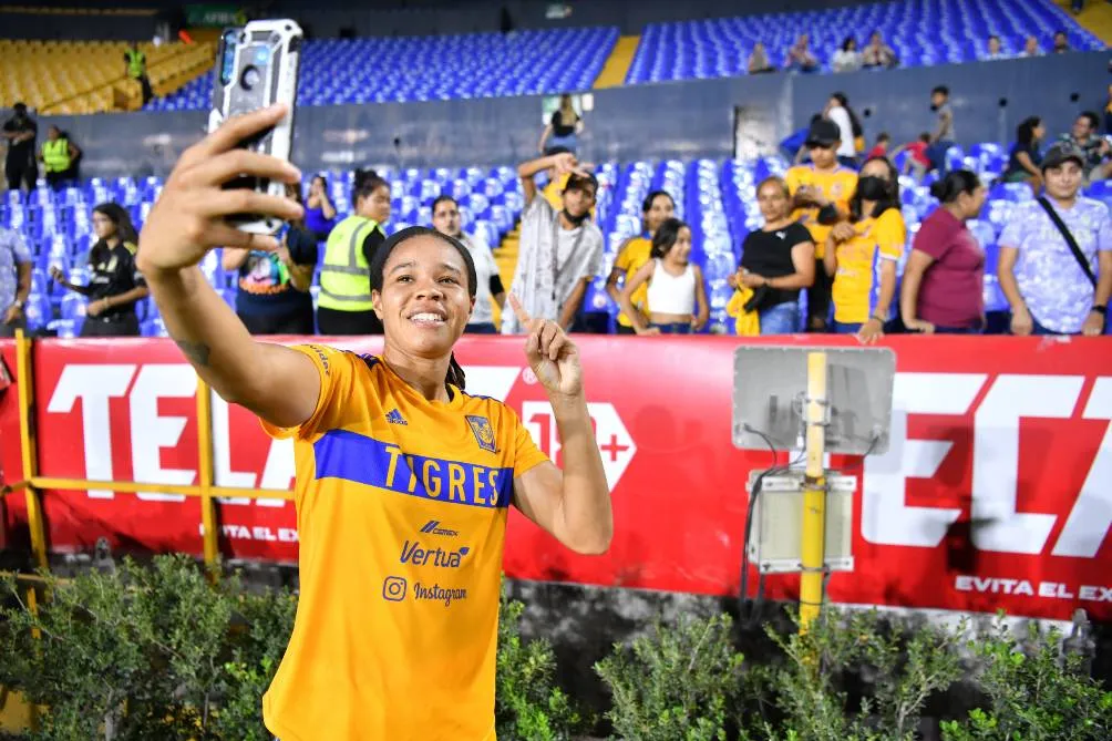IMAGO7 Mía Fishel celebra con la afición de Tigres Femenil