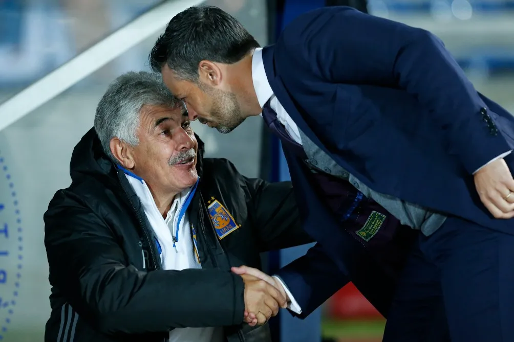 Tuca Ferretti saluda a Rafa Puente del Río