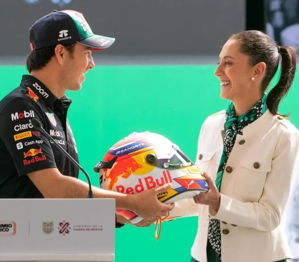 Checo le regala su casco a Sheinbaum