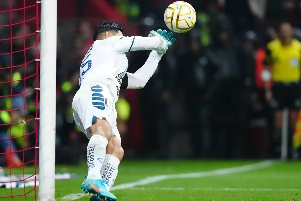 Óscar Ustari atajando penalti de Leo Fernández