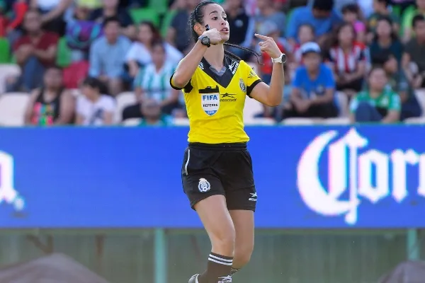 IMAGO7 Katia García pitando un duelo