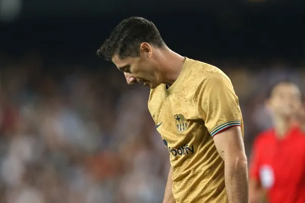 AP Robert Lewandowski reacciona durante partido del Barcelona