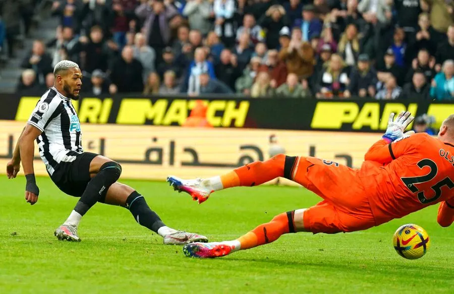 Joelinton marca ante el arquero Robin Olsen