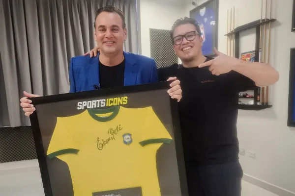 David y Franco junto al jersey de Pelé