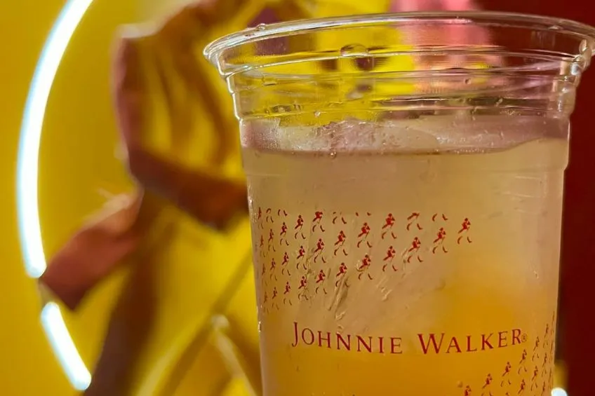 TWITTER: @JohnnieWalkerMX Bebida preparada con Johnnie Walker