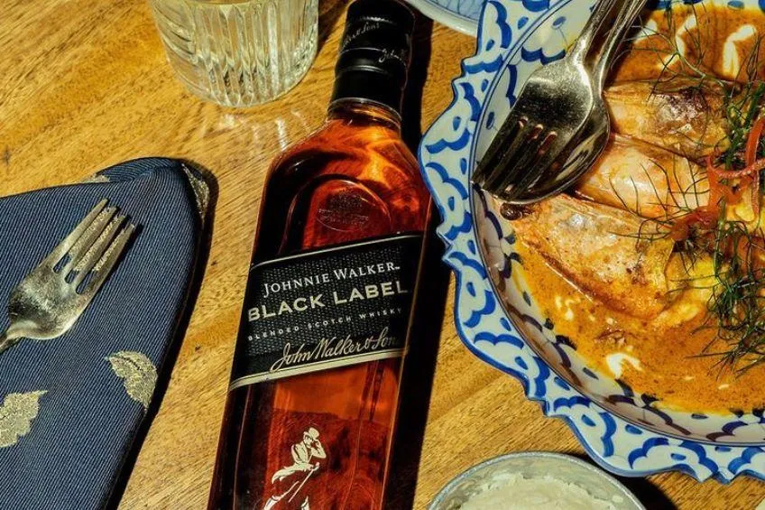 INSTAGRAM: @JohnnieWalkerMX Botella de Johnnie Walker