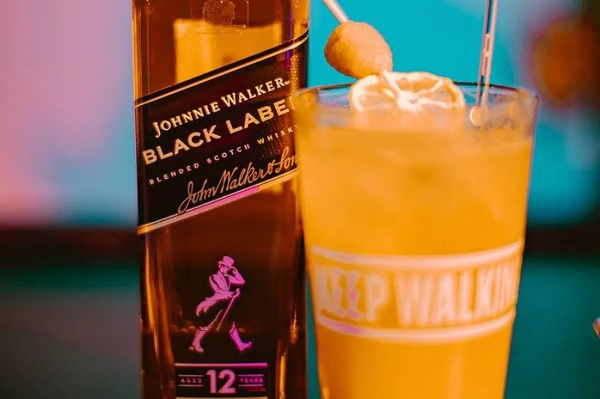 INSTAGRAM: @JohnnieWalkerMX Botella de Johnnie Walker