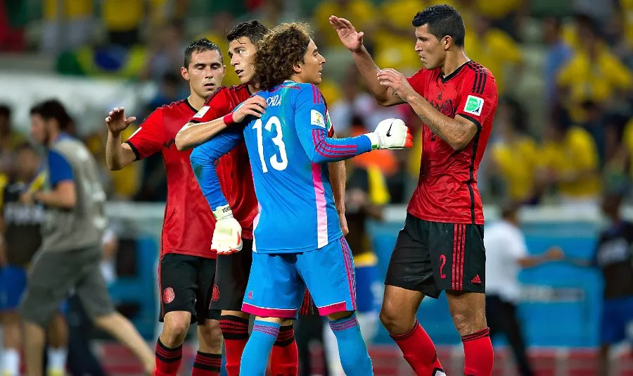 Paco Memo es felicitado por sus compañeros tras el juego ante Brasil en 2014