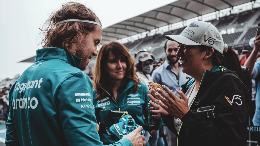 TWITTER: @AstonMartinF1 Vettel y los aficionados en el GP de México