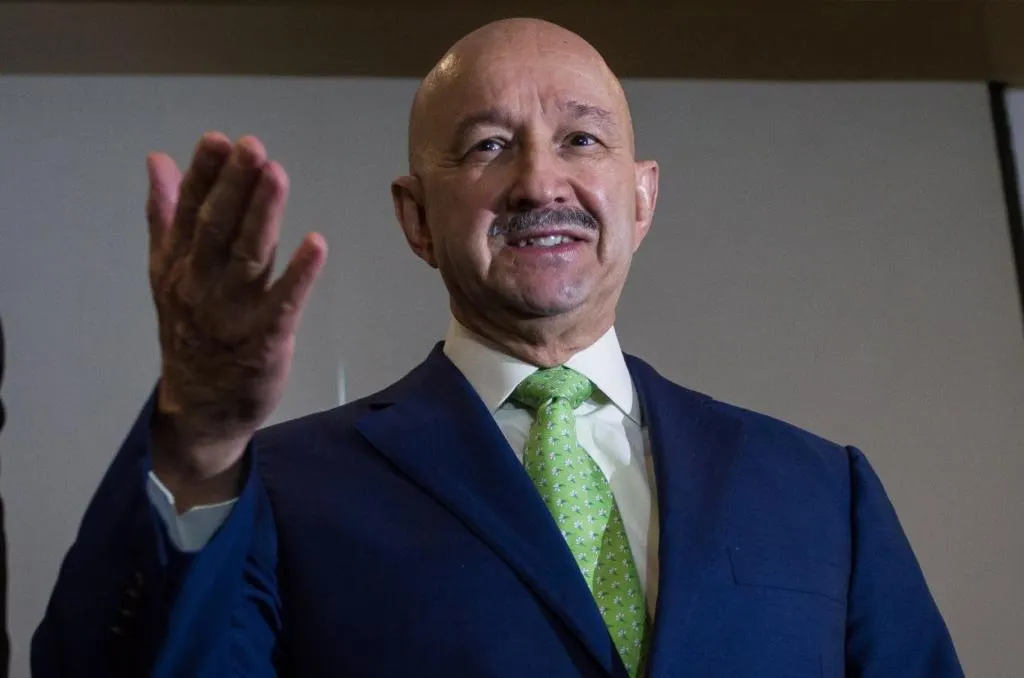 Salinas hablando en público