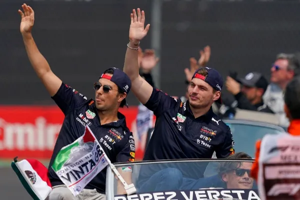 Verstappen y Checo Pérez en desfile previo