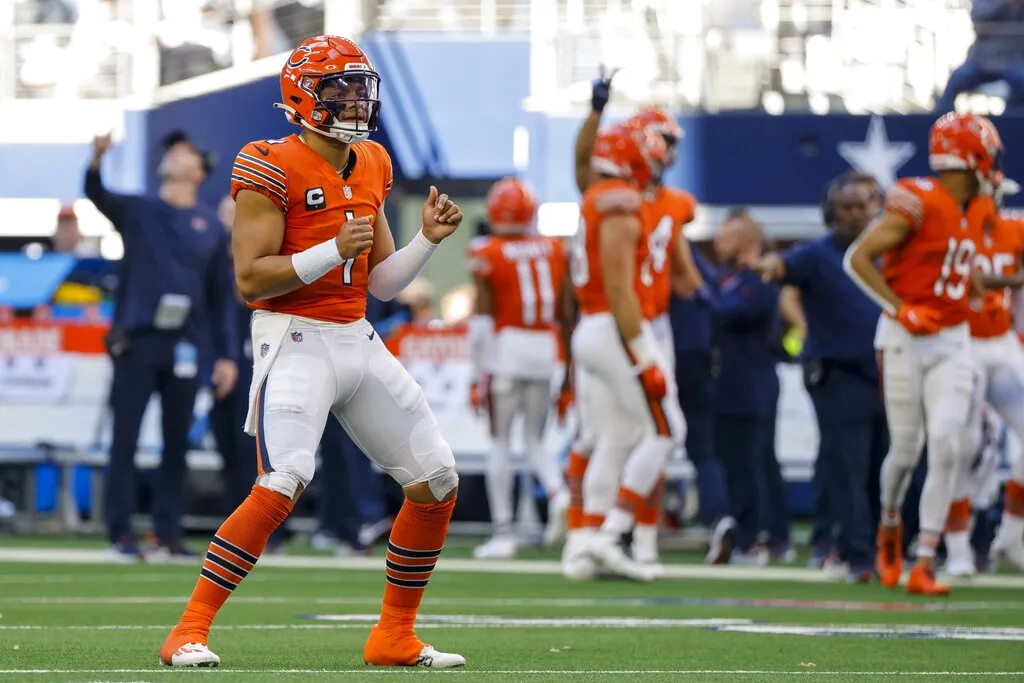 AP Justin Fields durante un partido de los Bears