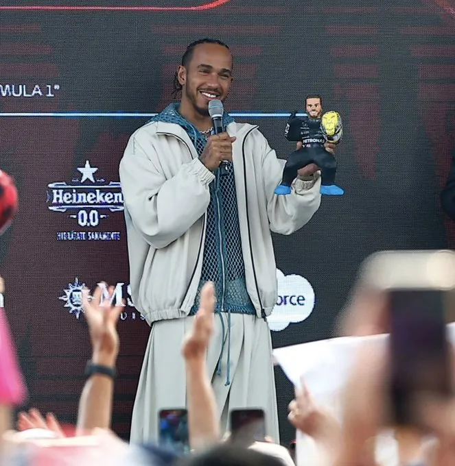 Hamilton en la presentación de pilotos