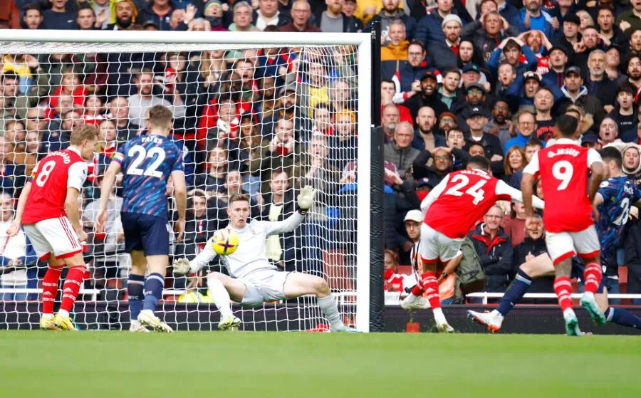 Reiss Nelson marca uno de sus dos tantos del juego