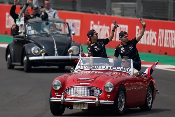 Checo Pérez y Max en desfile previo