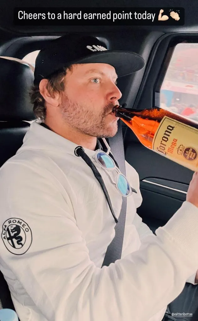 Bottas bebiendo 'chela'