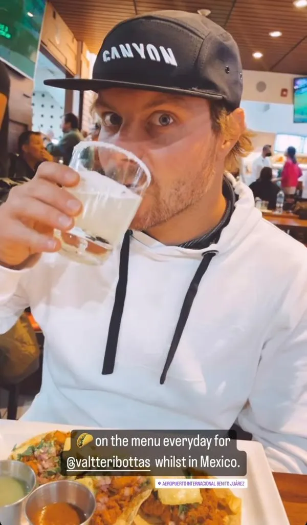 Bottas cenando tacos en el aeropuerto