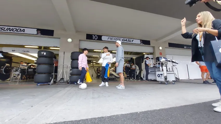 JOSÉ MORENO Gignac con Tsunoda y Gasly en el GP de México