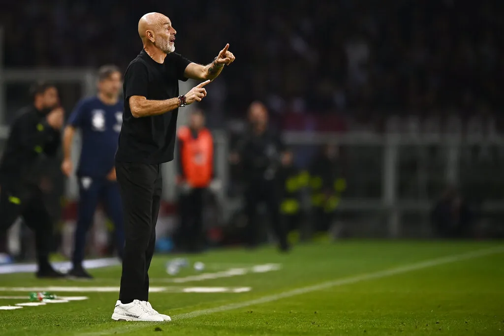 AP Stefano Pioli dirigiendo Al Milán