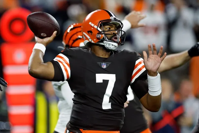 Brissett lanza el ovoide