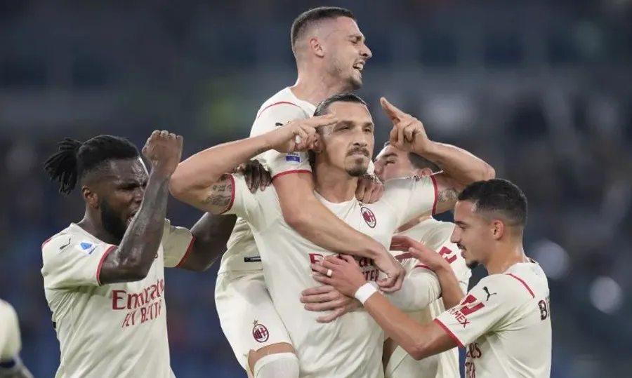 El sueco celebra gol con el Milan