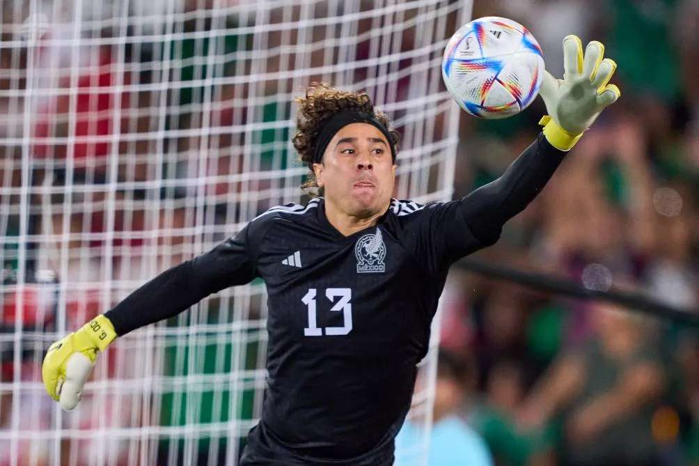 Guillermo Ochoa ataja un balón con la Selección Mexicana