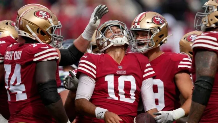 Jugadores de los 49ers festejando un touchdown