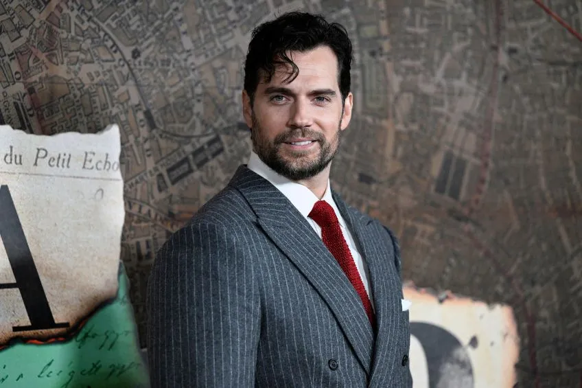Henry Cavill en la alfombra roja de una película