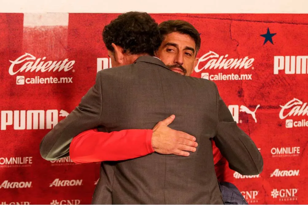 Fernando Hierro abraza a Paunovic