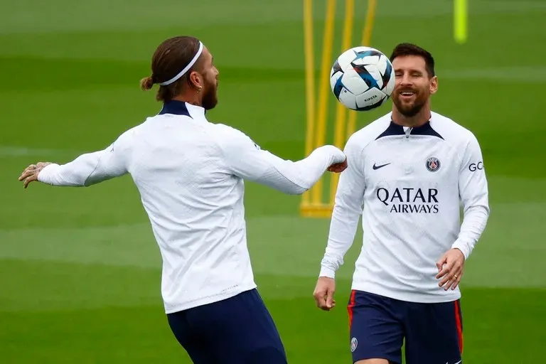 Messi junto a Sergio Ramos en el entrenamiento del PSG