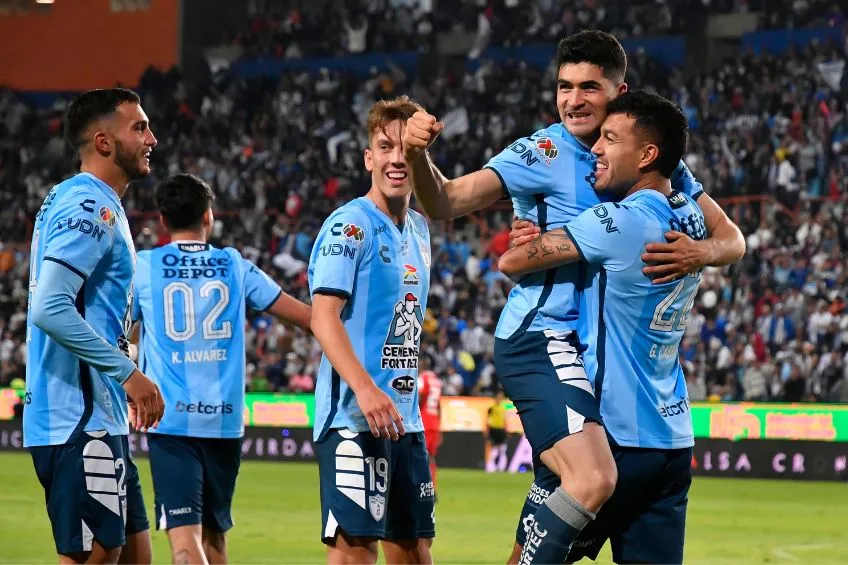 Jugadores de Pachuca festejando un gol