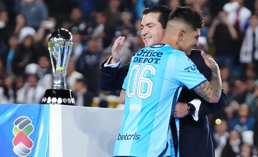 IMAGO7 Guzmán al recibir su medalla de campeón