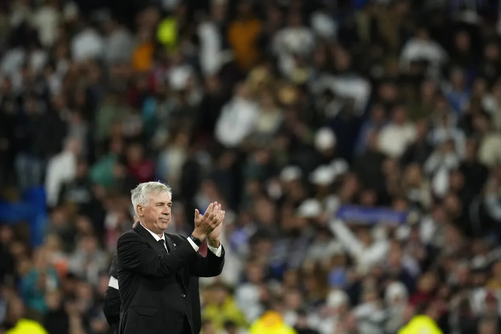 AP Carlos Ancelotti es ovacionado en el Santiago Bernabéu