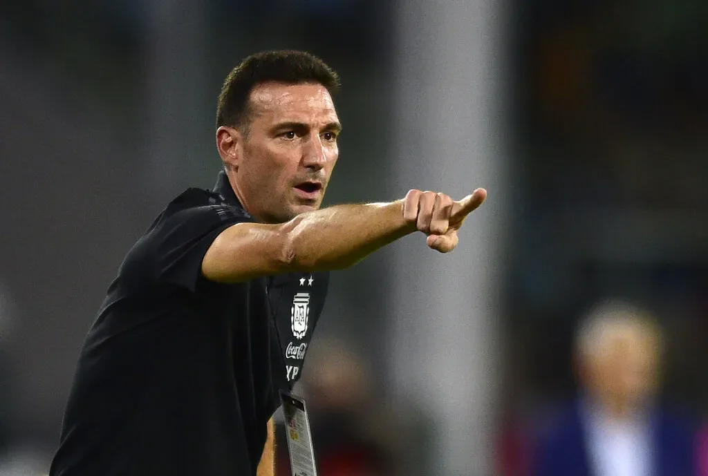 Lionel Scaloni dirigiendo un partido de Argentina