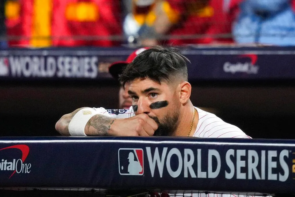 Nick Castellanos observa la derrota de los Phillies en el juego 4