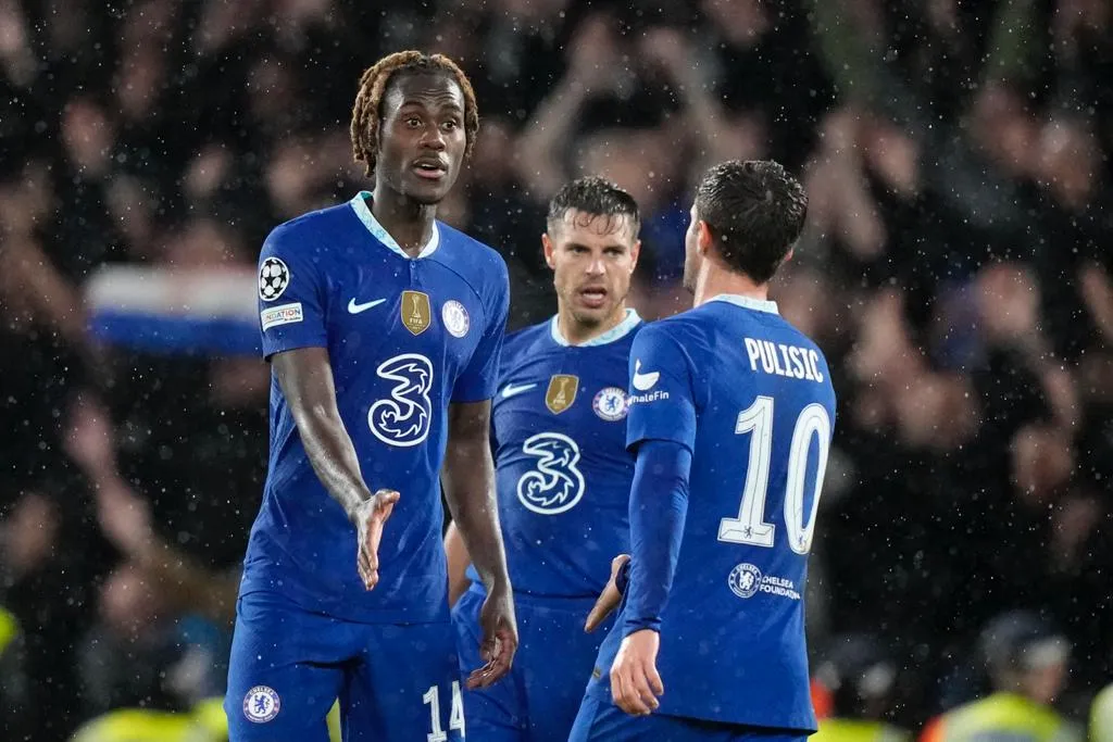 Chalobah y Pulisic jugando con el Chelsea