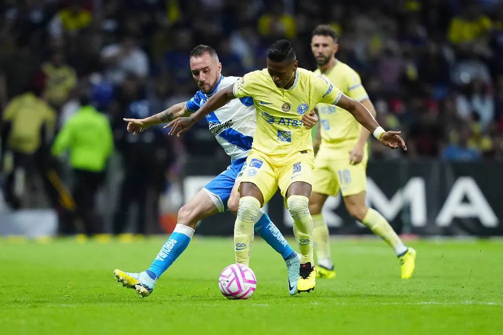 Pedro Aquino disputa un balón