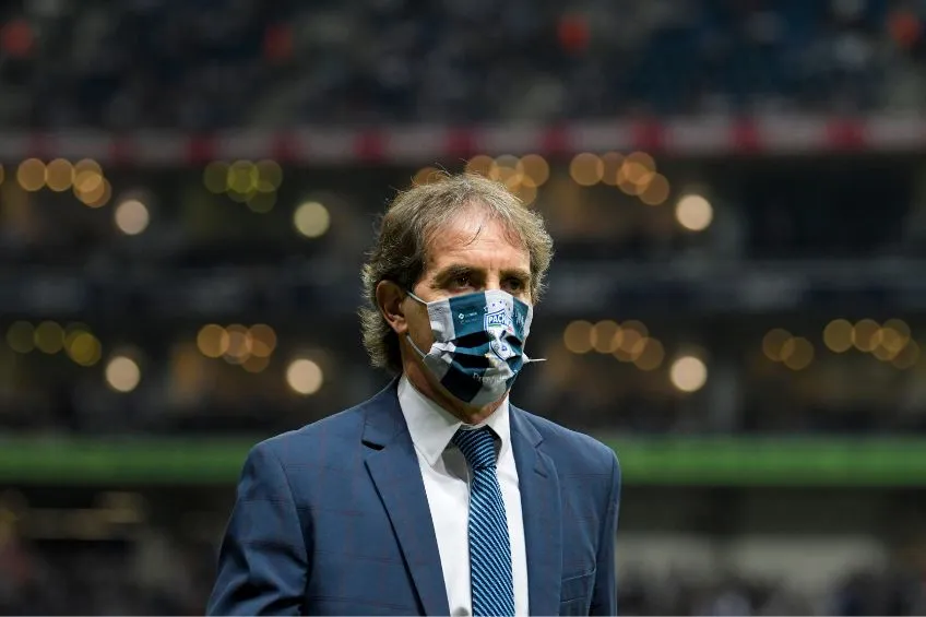 Guillermo Almada previo a un partido de Pachuca