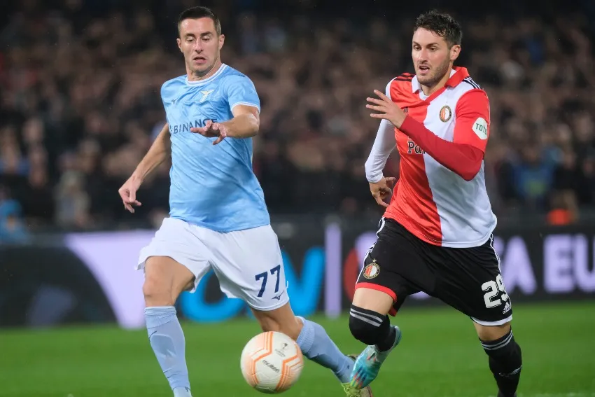 Santi Giménez en el juego del Feyenoord