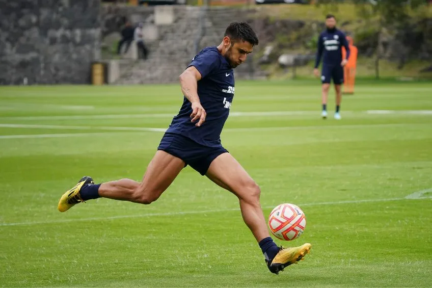 Eduardo Salvio entrenando con Pumas