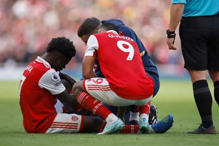 AP Bukayo Saka tras lesionarse