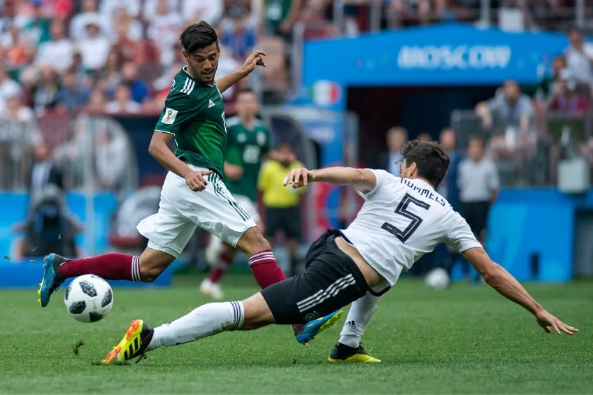 Carlos Vela durante un partido de México