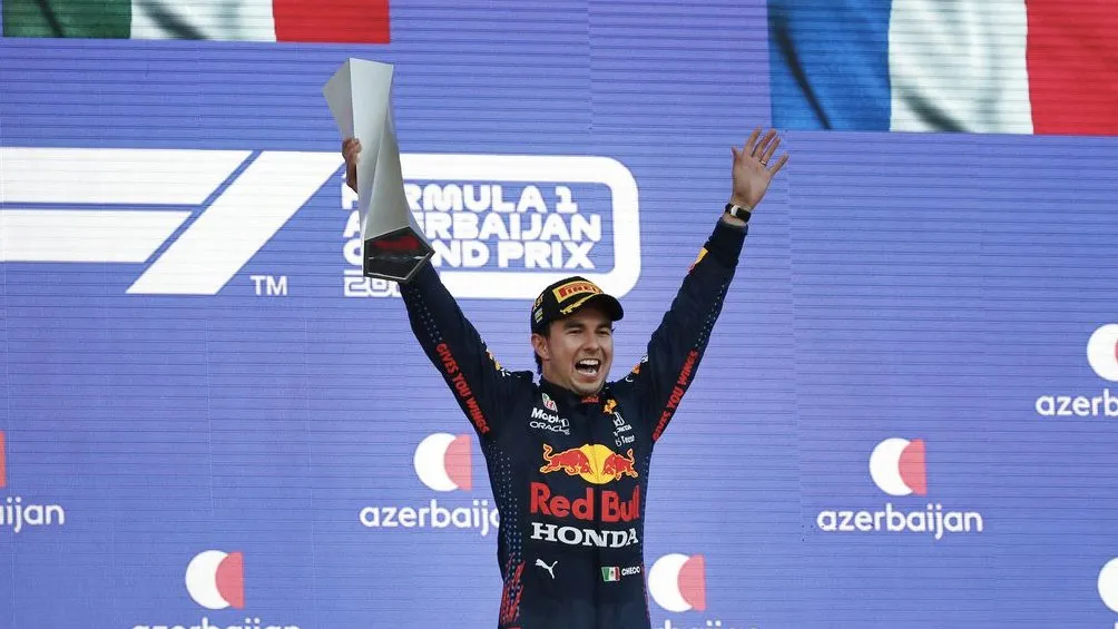 Pérez celebra triunfo en Azerbaiyan