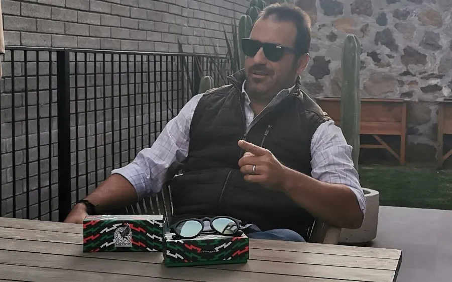 Joaquín Beltrán con los lentes de la Sele