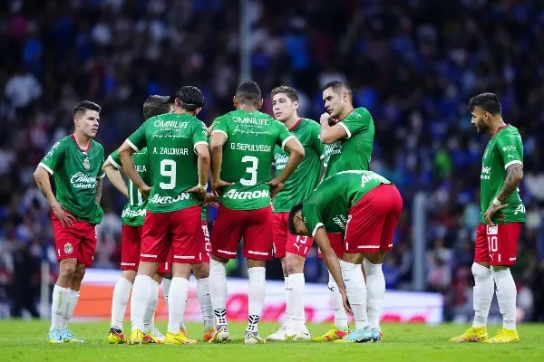 Jugadores de Chivas reaccionan durante partido